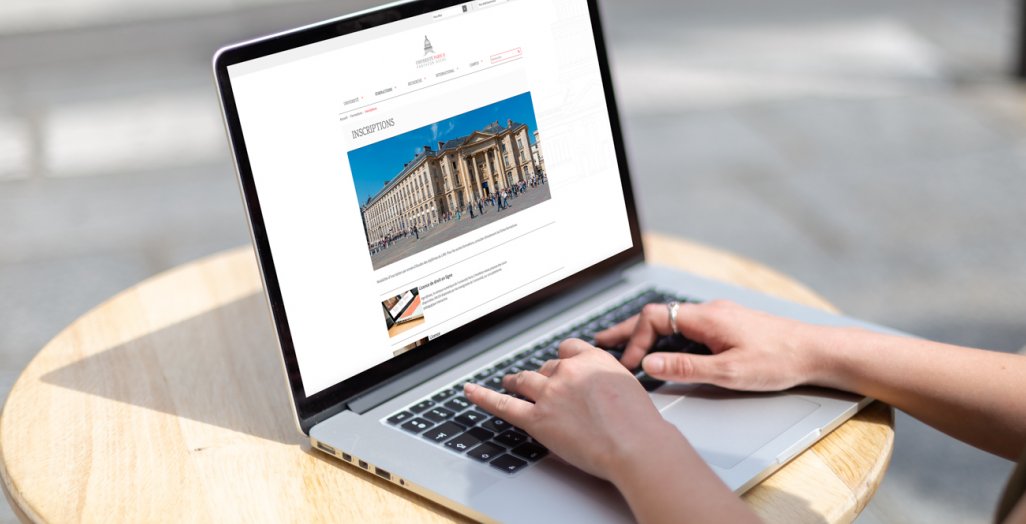 Photo des inscriptions avec ordinateur, clavier et mains