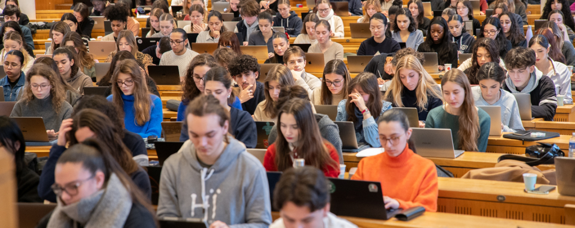 Etudiants en amphithéâtre Etudiants en amphithéâtre