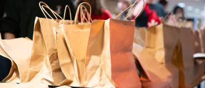 Distribution solidaire d'aide alimentaire pour les étudiants au centre Assas